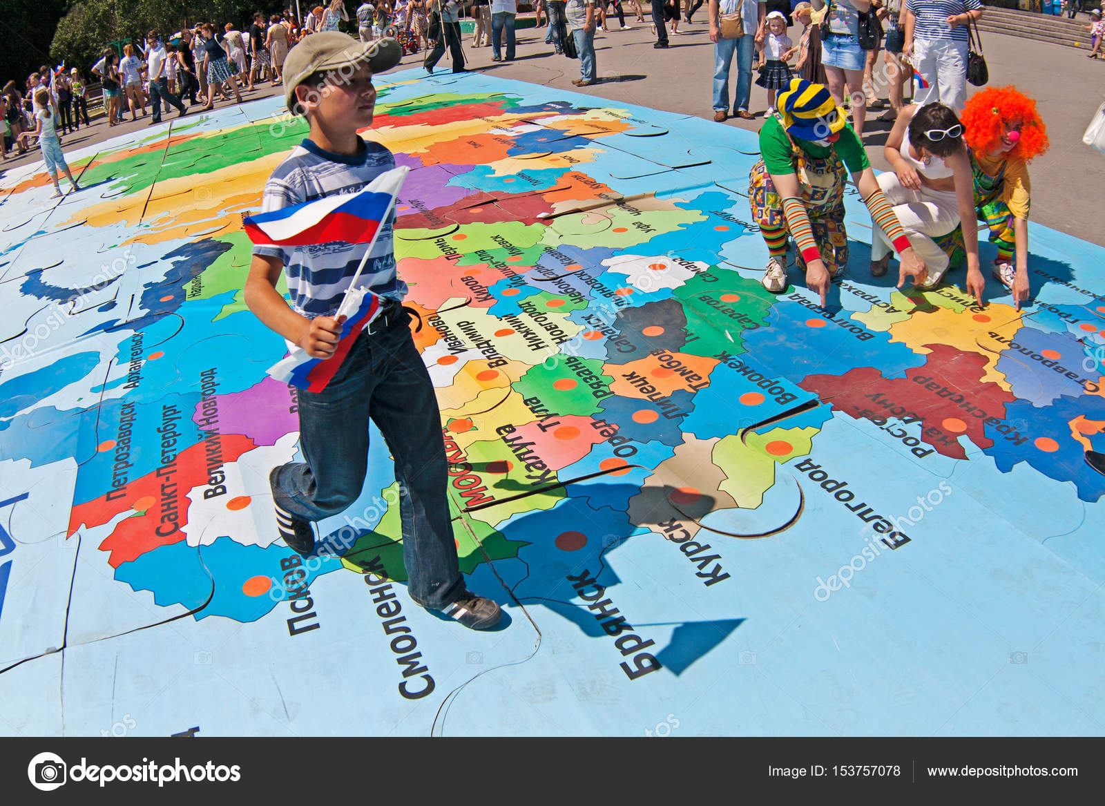 Можно ли ходить с флагом. Человек с флагом россии в руках. Марш русские идут. Люди с российским флагом. Девушки россии.