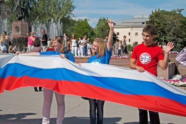 Volgograd, Rusya'nın Bağımsızlık günü büyük bir Rus bayrağı eylemciler tutun
