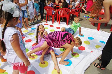 Çocuklar Volgograd içinde çocuk koruma gününde Twister oyunu oyun