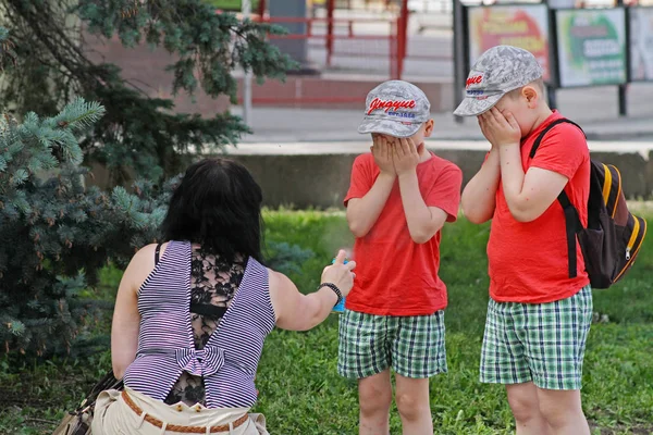  Volgograd sprey şişeyle çocuklar üzerinde böcek kovucular püskürtme anne