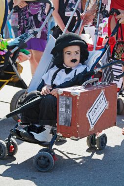  Çocuk şapka ve şemsiye ve bebek arabası bebek arabası Volgograd geçit oturan bavul ile Charlie Chaplin gibi arıyorsunuz