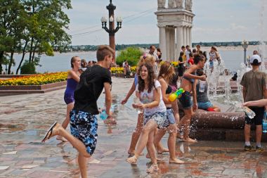 Volgograd su savaşları flashmob katılan gençler