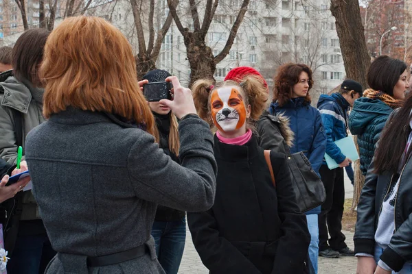 Personne prenant une photo de fille dans le maquillage dans l'action internationale pour la protection des animaux "Fair Play" à Volgograd — Photo
