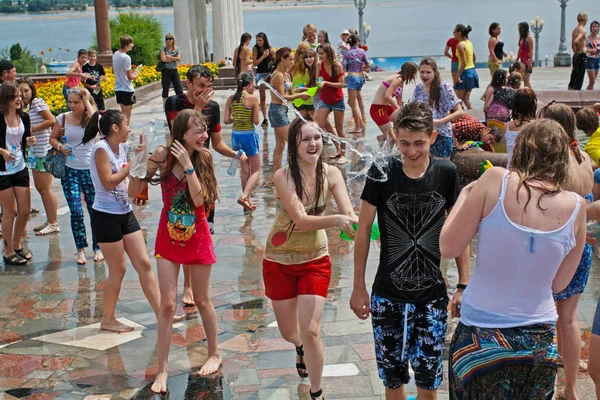 Des jeunes participent à la flashmob Water Wars à Volgograd — Photo