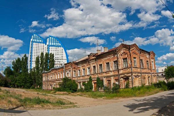 Bâtiment ancien et classique sur la rue Pugachevskaya près du nouveau bâtiment de la "Volga voiles" à Volgograd — Photo