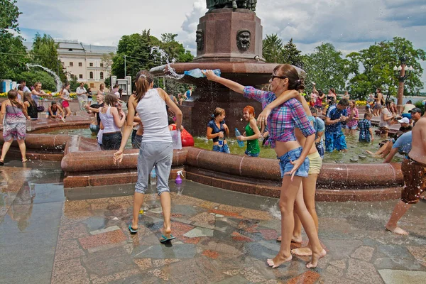 Молодые женщины, участвующие во флешмобе "Водные войны" в Волгограде Стоковая Картинка