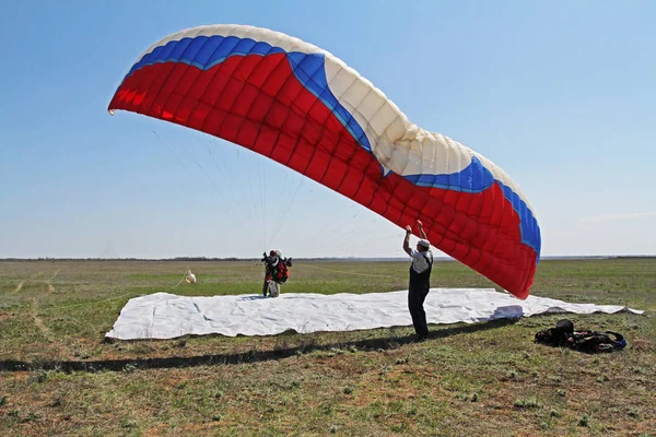 助手，有助于滑翔伞直在伏尔加格勒飞行前 paraplane — 图库照片