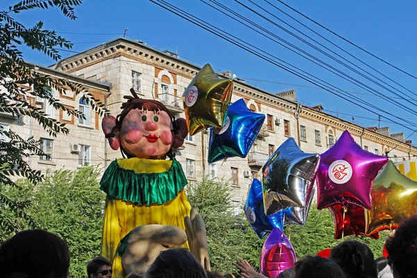 Видів лялька в параді цирк виконавців "Цирк Кавалькада" в Волгоград. — стокове фото