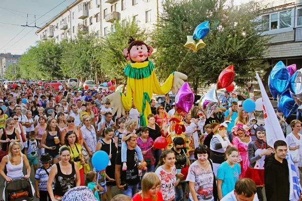 Люди беруть участь в параді цирк виконавців "Цирк Кавалькада" в Волгоград. — стокове фото