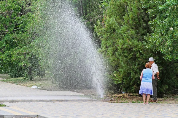 Les gens qui regardent la pipe cassée dans le parc — Photo