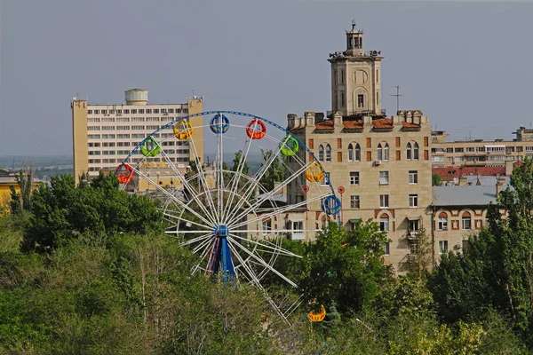 Vue de la grande roue du parc Komsomol à Volgograd — Photo