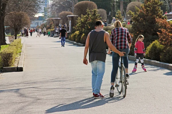 Mann lehrt Frau Fahrradfahren im Park in Wolgograd — Stockfoto