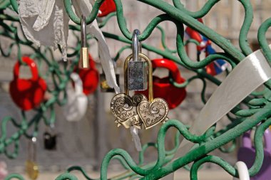 Kalp closeup açık havada şeklinde altın kilit 