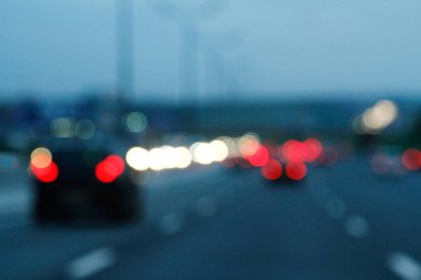 Alacakaranlıkta otomobillerin ışıkları ile arka plan bulanık