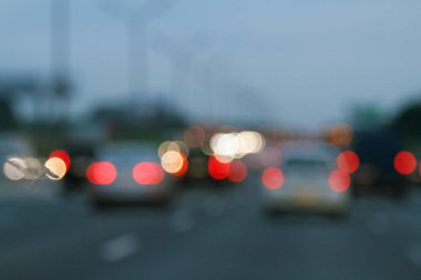 Alacakaranlıkta otomobillerin ışıkları ile arka plan bulanık