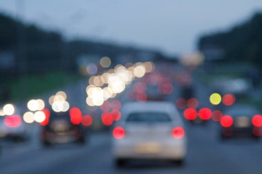 Alacakaranlıkta otomobillerin ışıkları ile arka plan bulanık