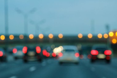 Alacakaranlıkta otomobillerin ışıkları ile arka plan bulanık