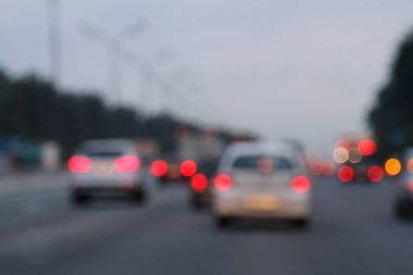 Alacakaranlıkta otomobillerin ışıkları ile arka plan bulanık