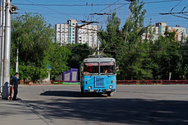 Trolleybus technische bijstand Kgt-1 staande bij de laatste halte van de bus in Volgograd — Stockfoto