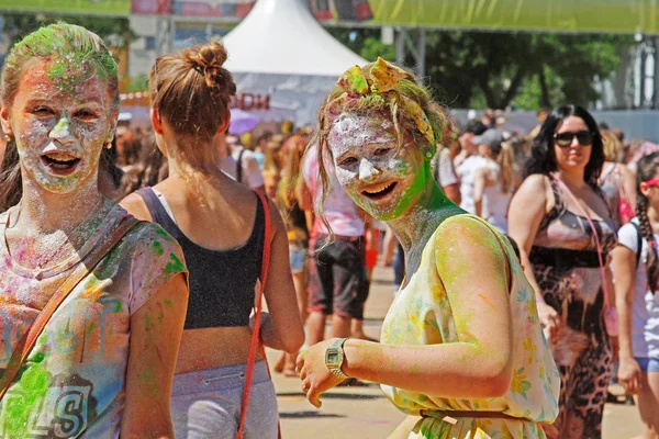 Portrait of young happy girls on Holi color festival in Volgograd — Stock Photo, Image