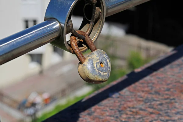 Vecchia serratura arrugginita a forma di cuore primo piano all'aperto — Foto Stock