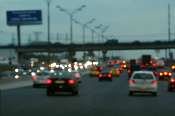 Suddig bakgrund med ljus av bilar i skymningen — Stockfoto