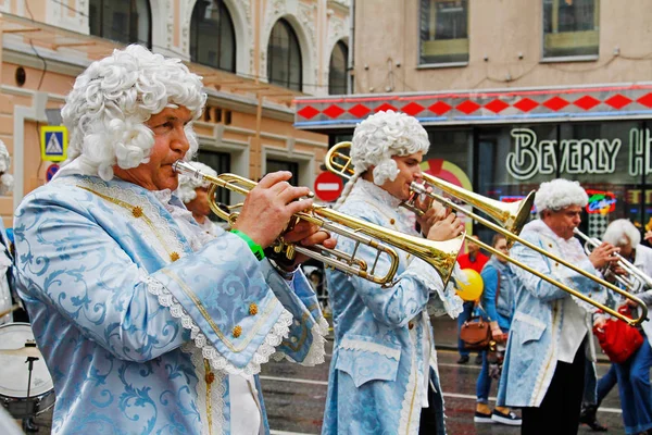 Músicos vestidos con ropa del siglo XVIII con trompeta el día de la ciudad en la calle Tverskaya de Moscú — Foto de Stock