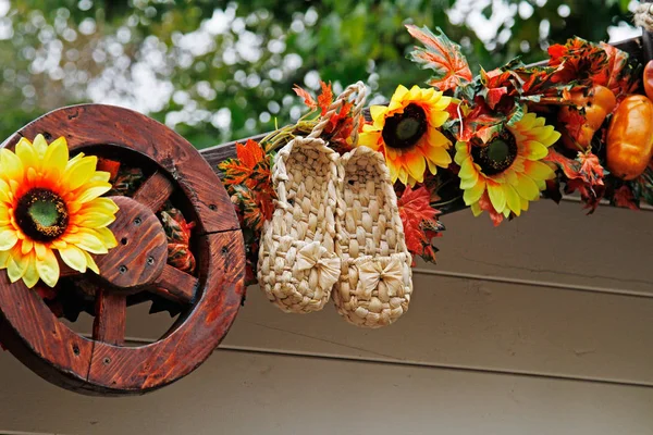 Bast zapatos, girasoles y rueda como decoración de otoño para el festival de la calle "Moscú otoño" en la calle de Moscú —  Fotos de Stock