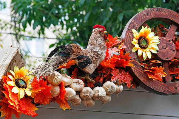 Polla de paja, girasoles, cebollas y rueda como decoración de otoño para el festival callejero "Moscú otoño" en la calle de Moscú —  Fotos de Stock