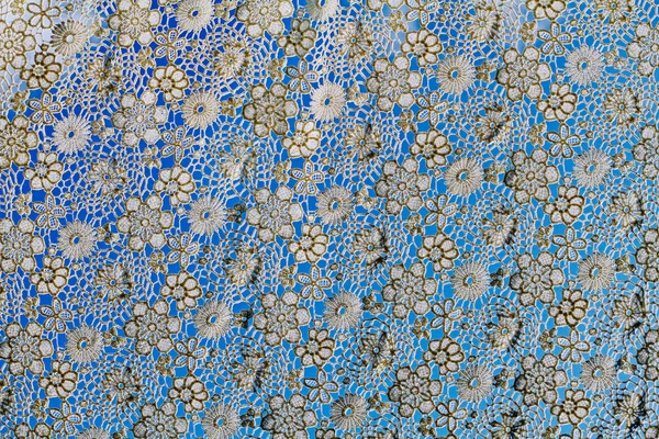Textura de tecido de renda branca com design floral no fundo do céu — Fotografia de Stock