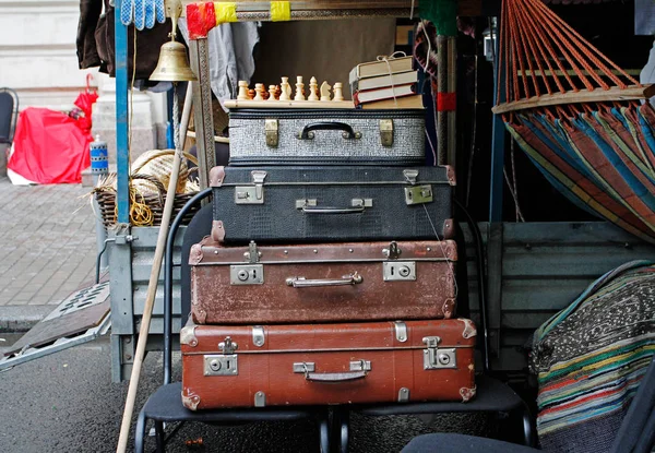 Stillleben alter Koffer, Schach, Bücher beim Stadtfest — Stockfoto