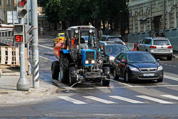 Voitures et tracteurs avec réservoir en attente du signal aux feux de circulation — Photo