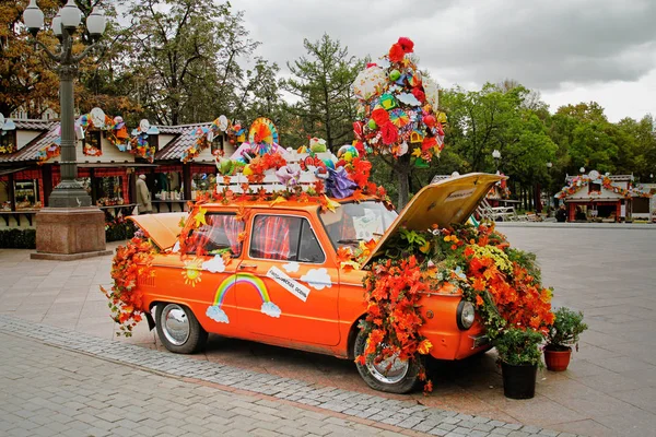 Altes sowjetisches Auto Zaporoschets dekoriert mit gelben Blättern, Blumen und Sachen beim Festival "Moskauer Herbst" auf dem Novopuschkinsky-Platz in Moskau — Stockfoto