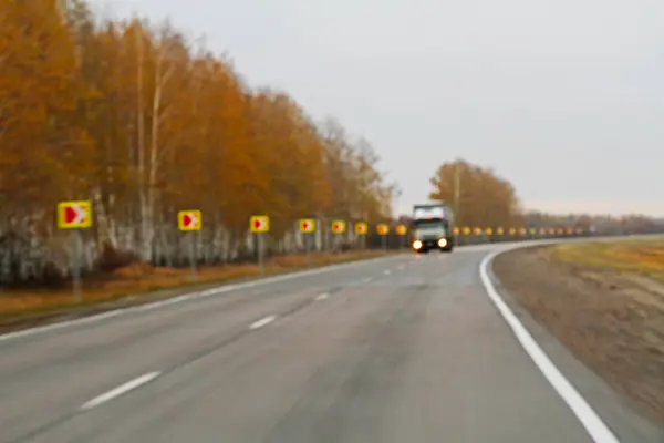 Oskärpa lastbil på spåret som bakgrund — Stockfoto