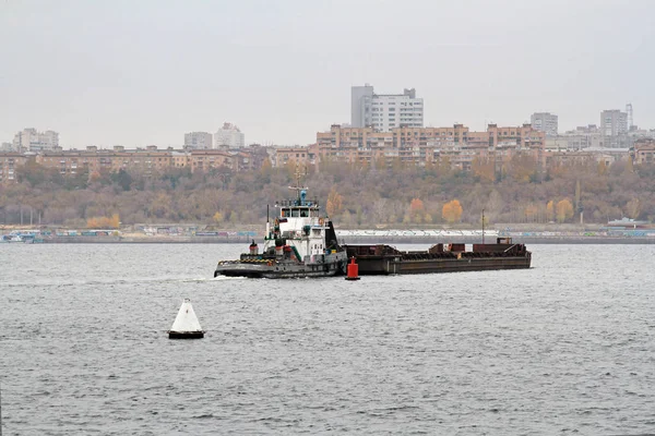 Empurrador barco "RT-314" navega ao longo do Volga em Volgograd — Fotografia de Stock