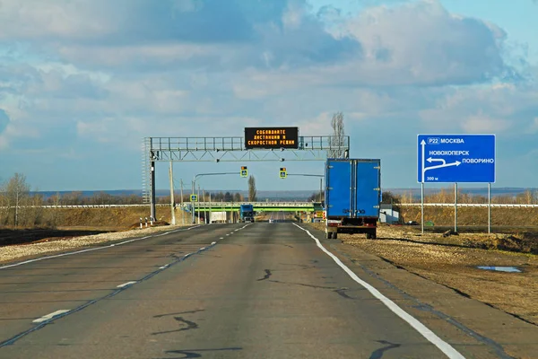Señal de tráfico led (traducido del ruso "Mantenga su distancia y límite de velocidad") en la pista en Rusia — Foto de Stock