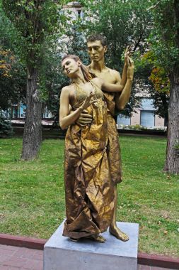 Volgograd içinde giyinmiş şehir gün antik çağda yaşayan heykeller olarak altın boyalı sanatçı Yunanlılar