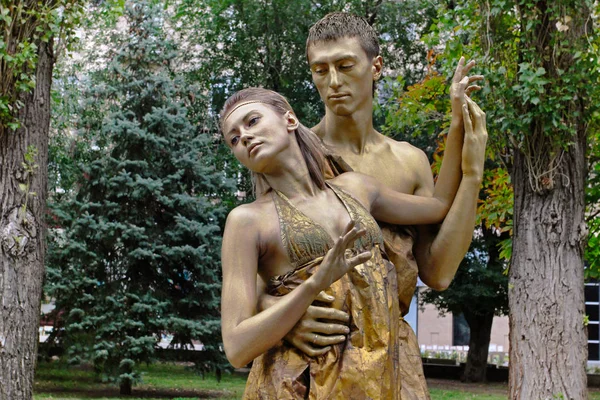 Artisti dipinti d'oro come statue viventi vestite come i greci in tempi antichi al City Day di Volgograd — Foto Stock