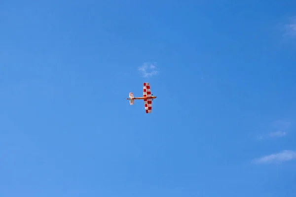 Ένα σπιτικό αεροπλάνο που πετάει στον ουρανό — Φωτογραφία Αρχείου