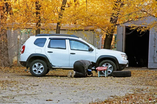 Adam araba garaj Volgograd bahçesinde yakınındaki lastik değiştirme