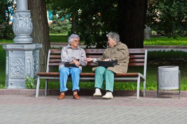  Volgograd parkta bankta oturan yaşlı kadınlar