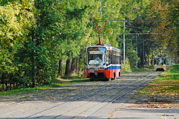 Trams 71-619KT et 71-619A dans le parc d'automne à Moscou — Photo