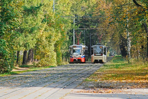 Trams 71-619kt en 71-619a in de herfst park in Moskou — Stockfoto