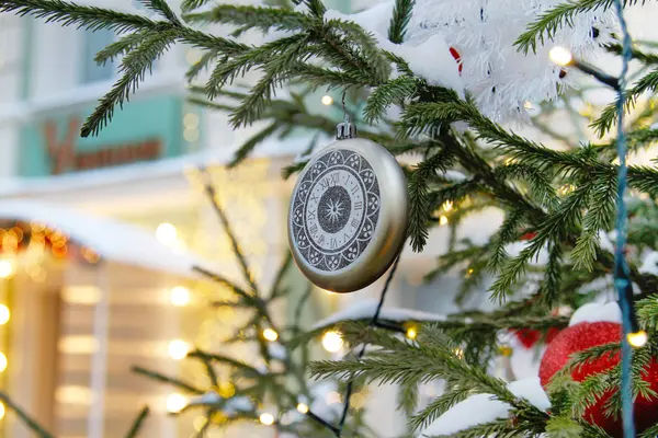 Рождественские игрушечные часы висят на елке — стоковое фото