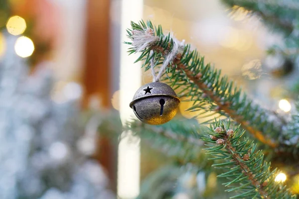 掛かっている屋外クリスマス ツリー クリスマス グッズ ・ ベル — ストック写真