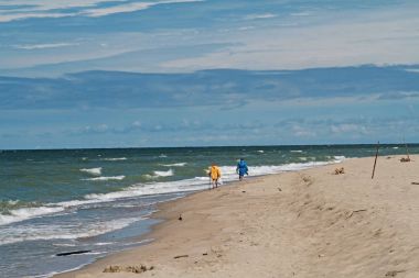 Üst düzey çift birlikte beach Baltık Denizi üzerinde yürüme