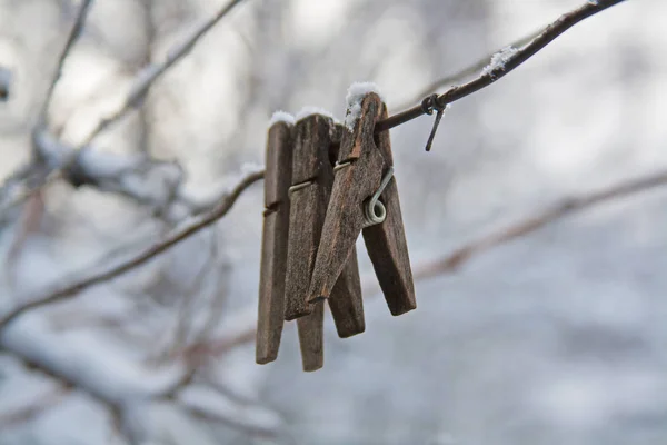 Old wooden clothespins hanging on the wire — Stock Photo, Image