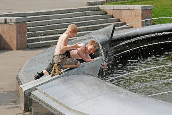 Copiii se joacă cu apă în fântână în Parcul Sokolniki — Fotografie, imagine de stoc