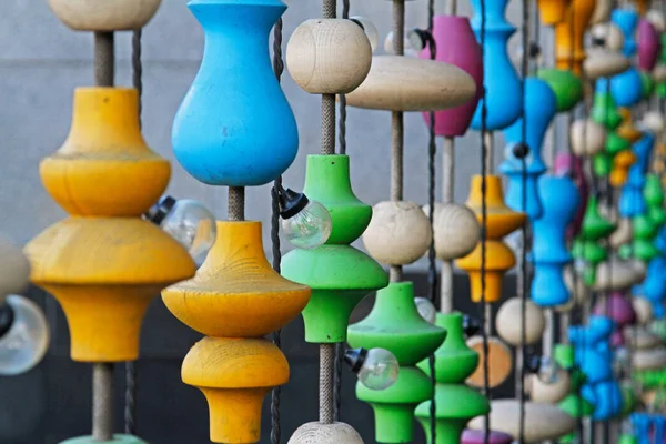 Fundo de diferentes formas de madeira coloridas e lâmpadas — Fotografia de Stock