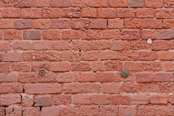 Pared de ladrillo rojo con tacos viejos de madera —  Fotos de Stock